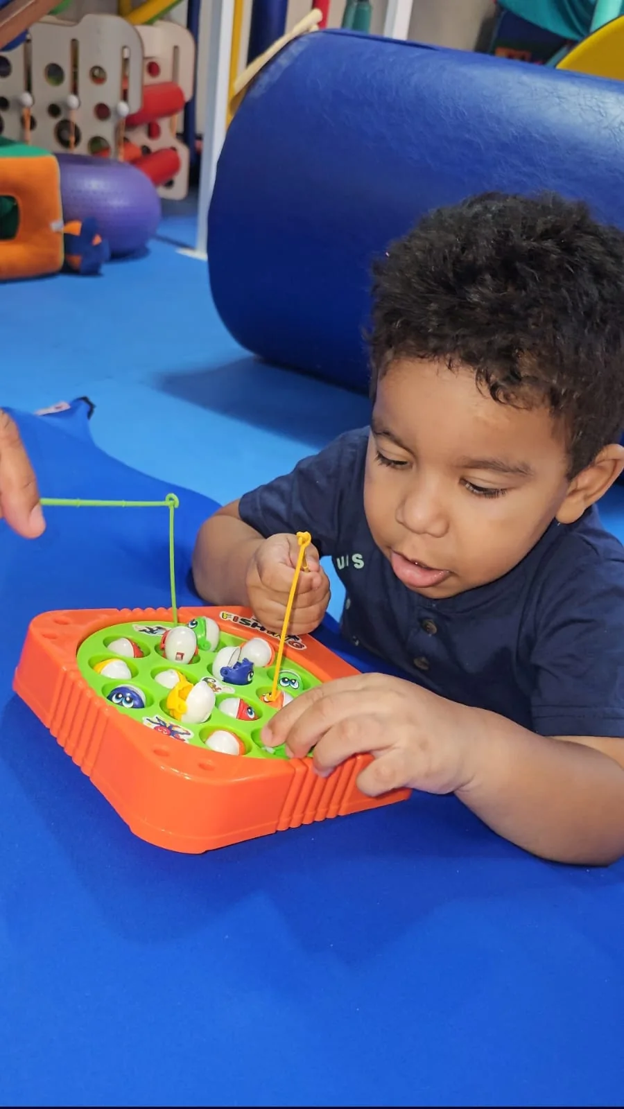 Criança desenvolvendo coordenação durante atividade terapêutica
